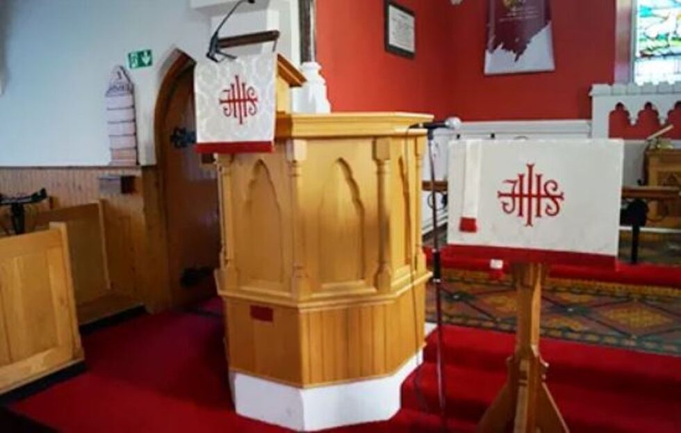 Church Pews Auswood Joinery Bespoke Pews Pulpits   Gallery Auswood1 980x623 